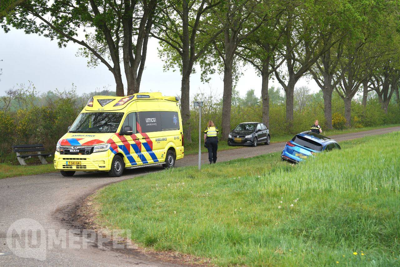 Auto belandt in sloot bij eenzijdig ongeval in Wapserveen