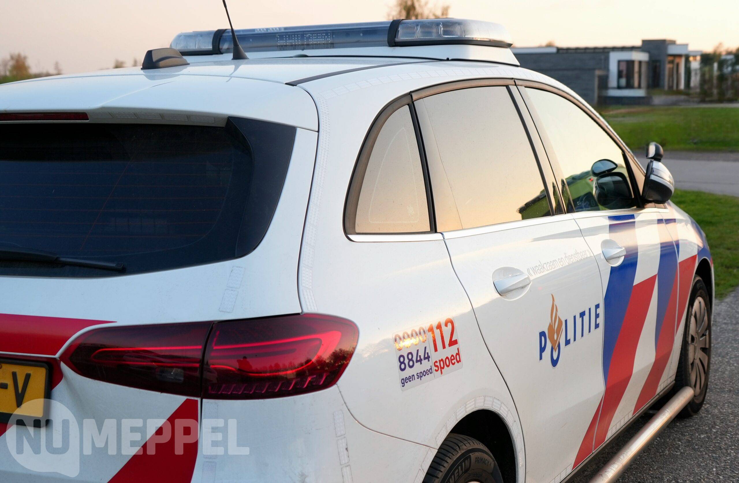 Politie onderzoekt beroving en diefstal uit auto in wijk ’t Meugien in Meppel