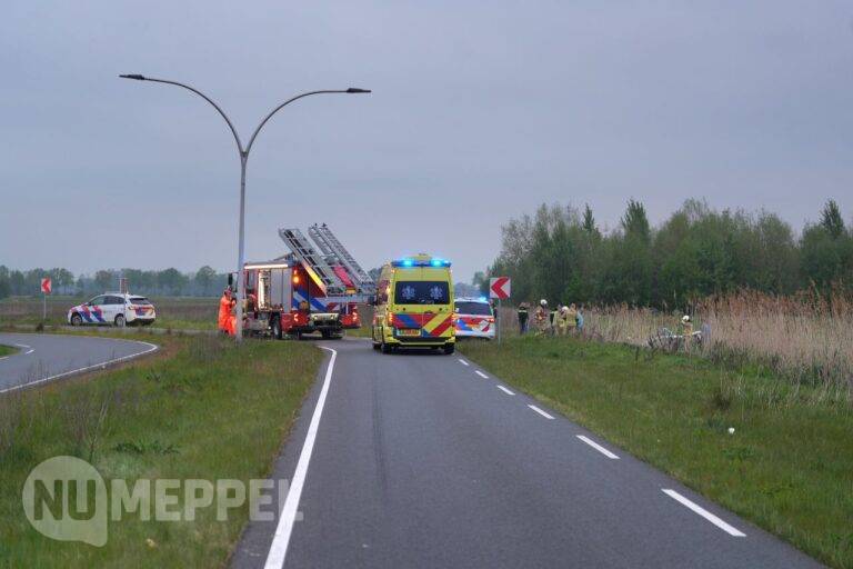 Auto in sloot na eenzijdig ongeval in Meppel