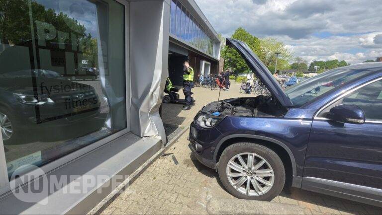 Oude man botst met auto tegen gevel in Meppel