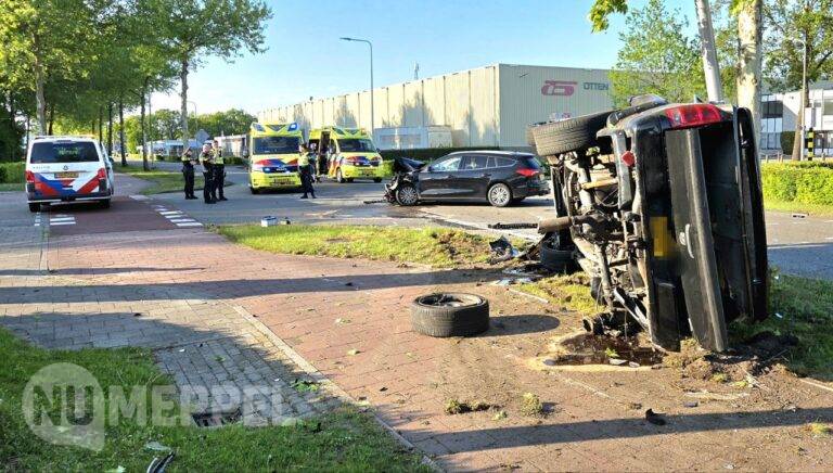 Auto op zijkant na botsing in Hoogeveen, weg afgesloten