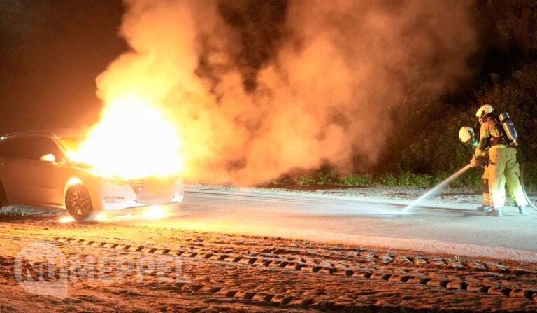 Auto uitgebrand in Hoogeveen, politie onderzoekt oorzaak