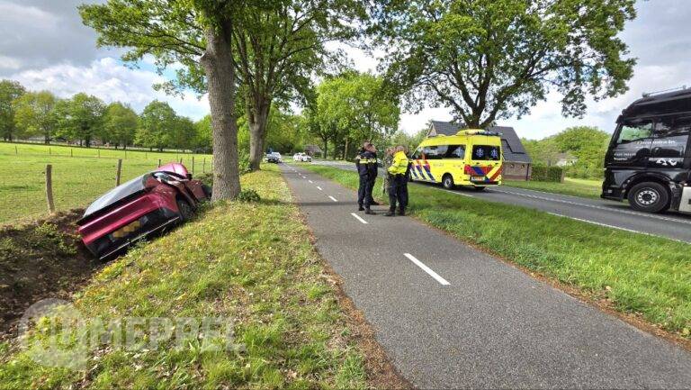 Auto in sloot bij Havelte, bestuurder naar ziekenhuis