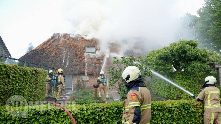 Update: Grote brand in rietgedekte boerderij in Dwingeloo