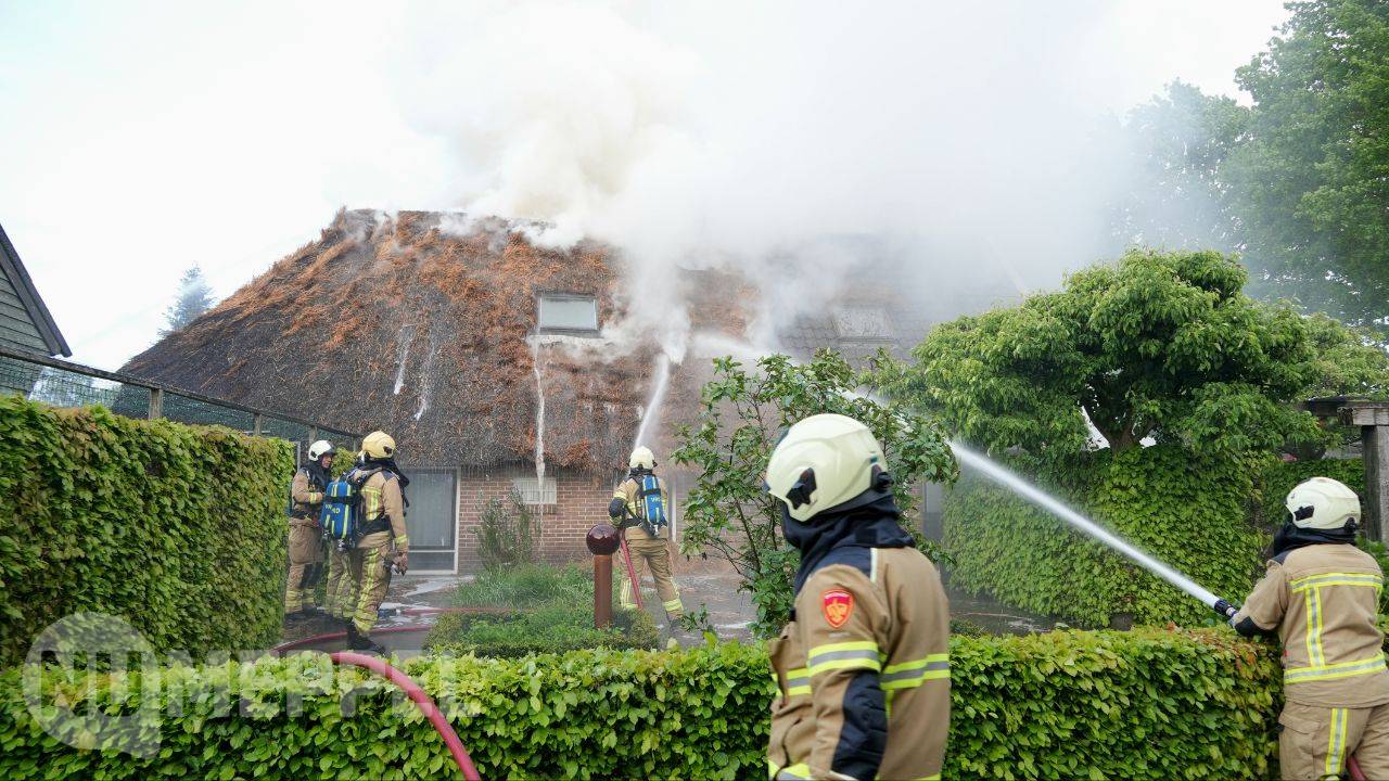 Update: Grote brand in rietgedekte boerderij in Dwingeloo
