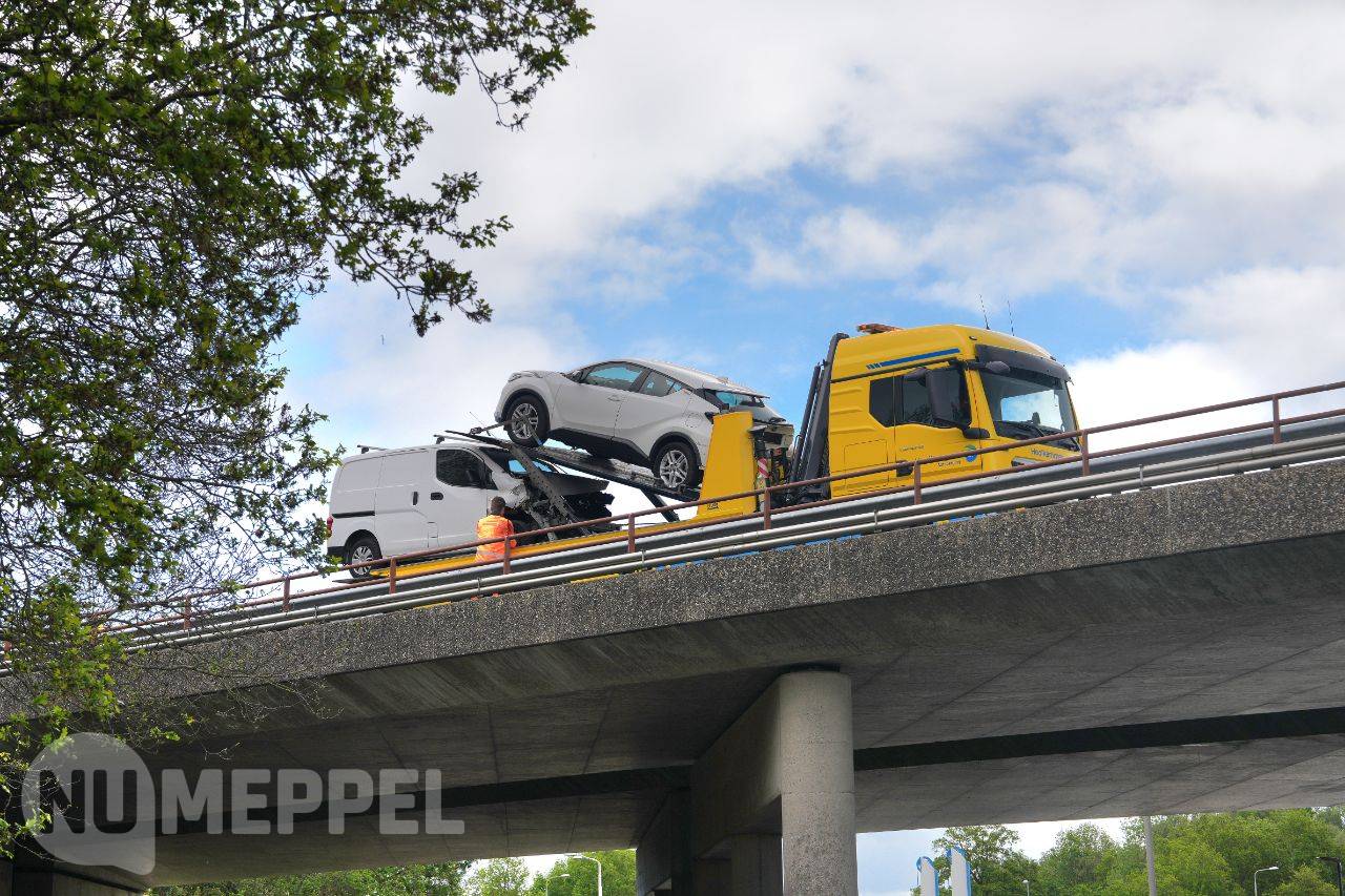 Kop-staartbotsing op A32 bij Nijeveen zorgt voor file, rijbaan afgesloten