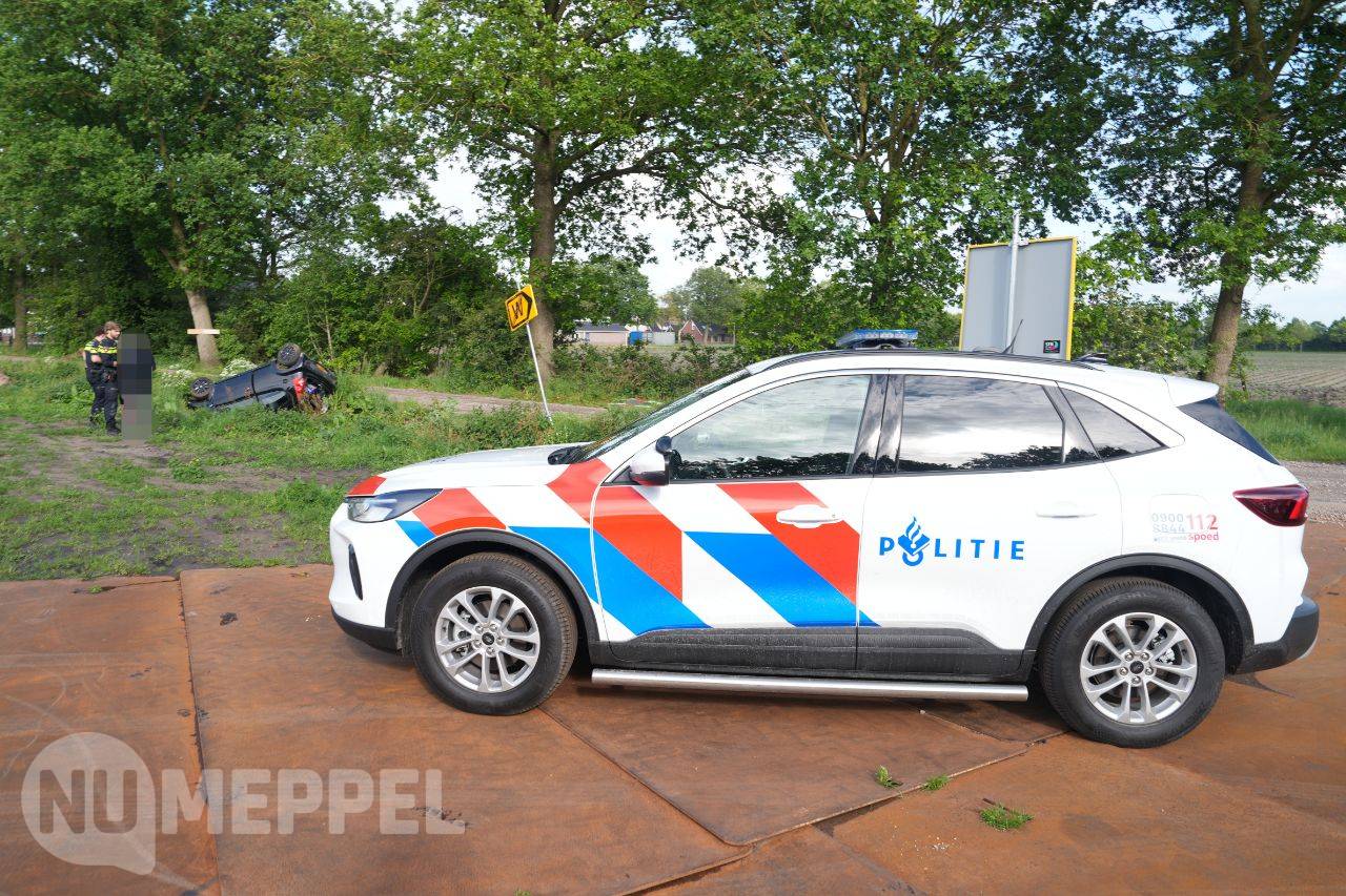 Oudere bestuurster belandt met auto op kop in greppel na eenzijdig ongeval in Staphorst