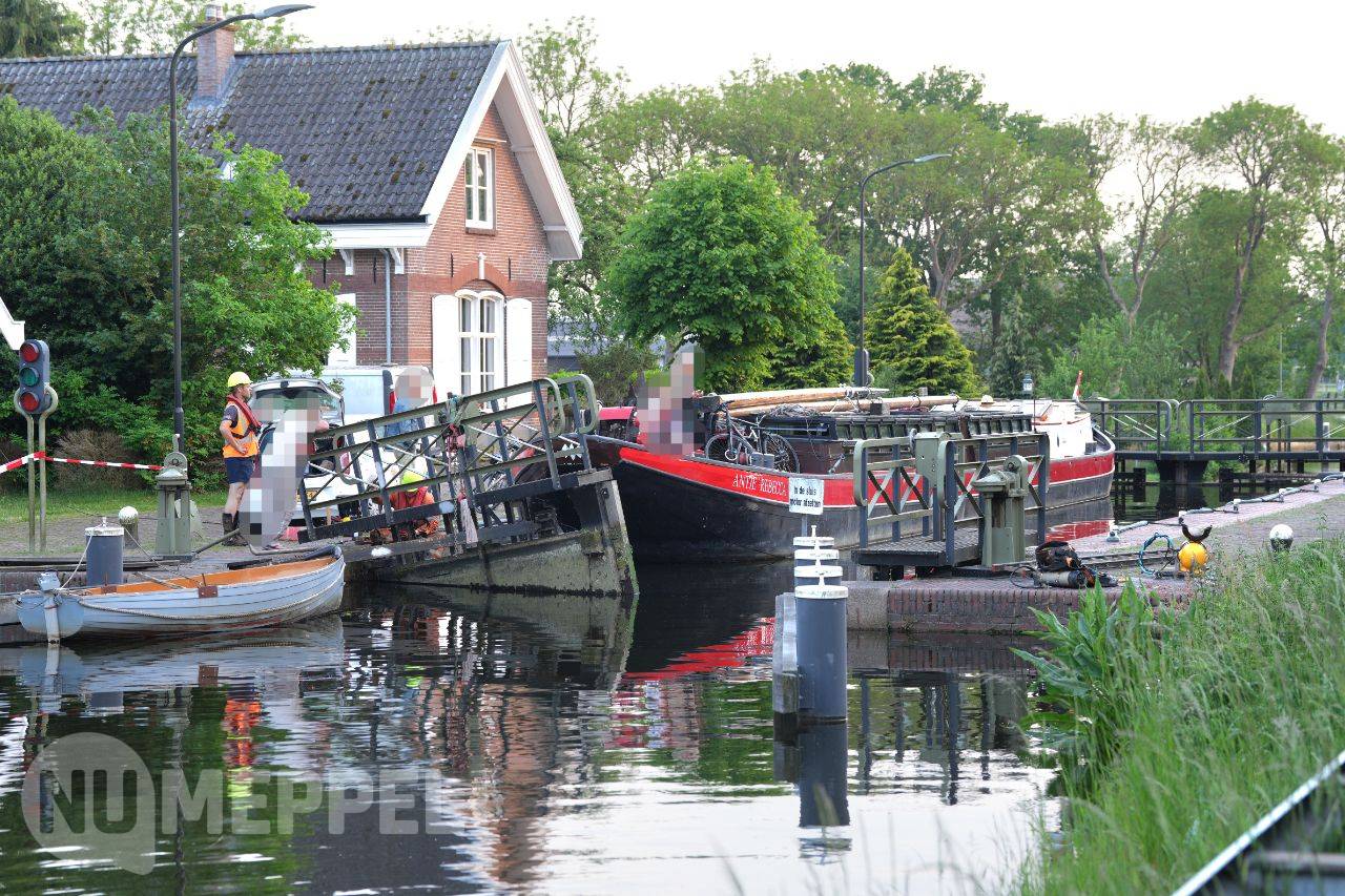 Schip botst tegen sluisdeur Haveltersluis in Havelte