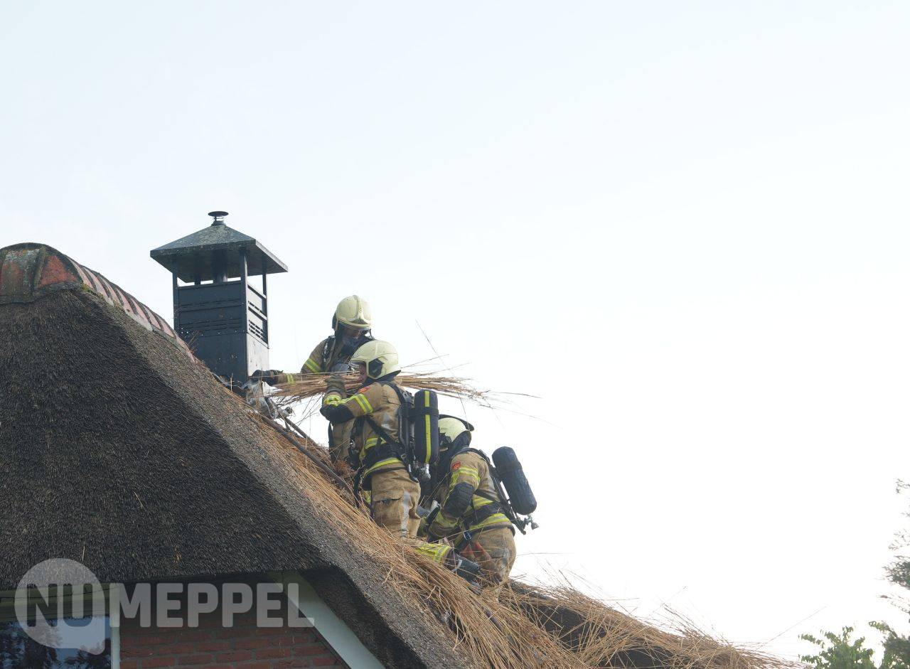 Brand in rietgedekte woning na blikseminslag in Giethoorn