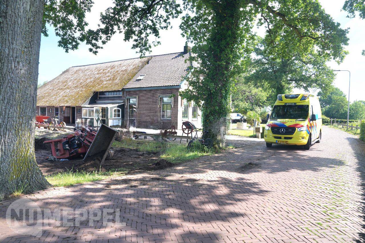 Bestuurder gewond bij eenzijdig ongeval met shovel in Nijeveen