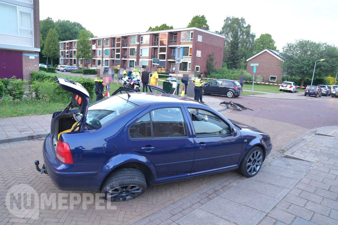 Twee auto’s met elkaar in botsing op de kruising van de Schaepmansingel met de Thorbeckelaan in Mepp