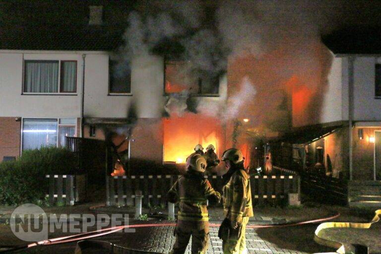 Hoekwoning zwaar beschadigd na uitslaande brand aan Kometenlaan in Hoogeveen