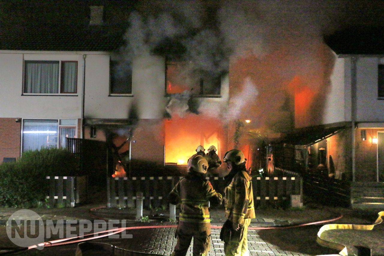 Hoekwoning zwaar beschadigd na uitslaande brand aan Kometenlaan in Hoogeveen
