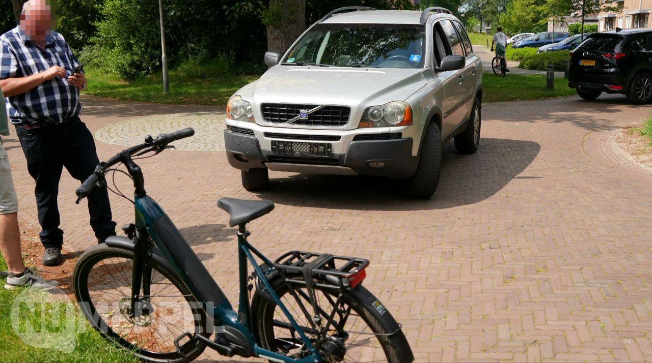 Fietser lichtgewond na aanrijding met auto in Diever