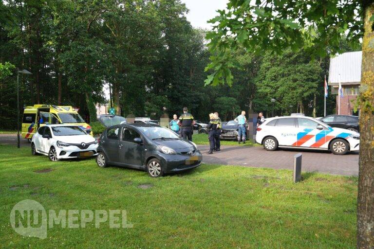 Kop-staartbotsing met drie auto’s op van Helomaweg in Havelte