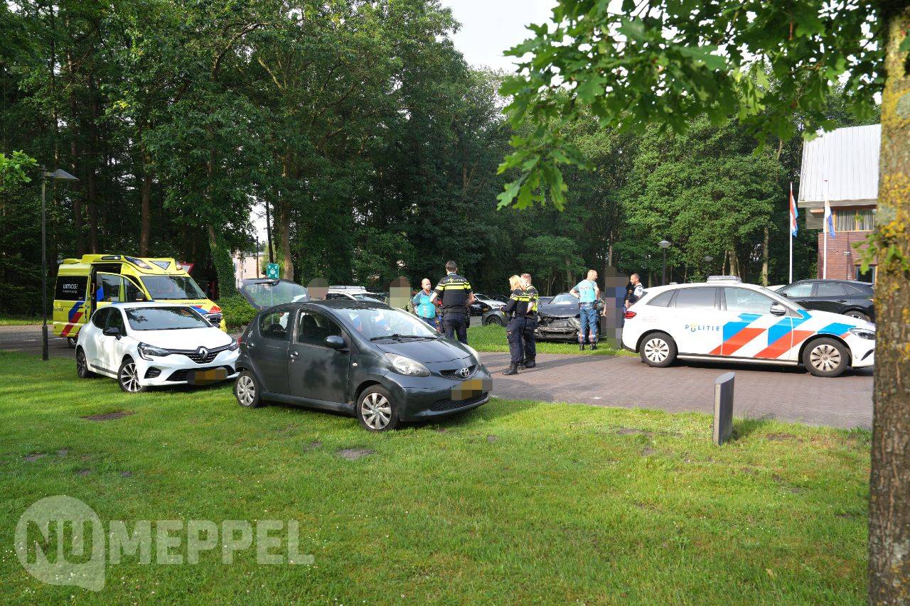 Kop-staartbotsing met drie auto’s op van Helomaweg in Havelte