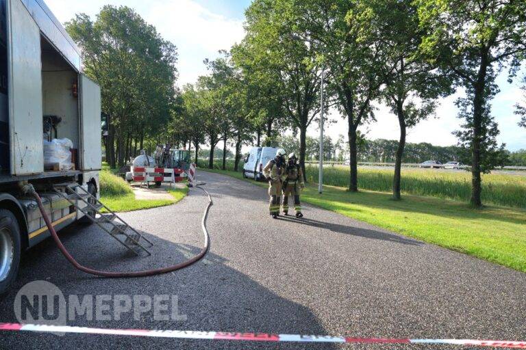 Gaslek na wegwerkzaamheden Industrieweg in Rogat, weg afgesloten