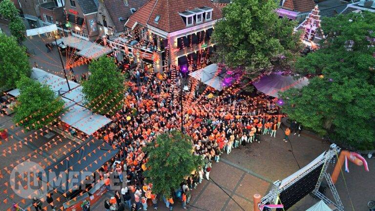 Veel Meppelers keken samen naar spannend WK-duel tussen Nederland en Japan op de Groenmarkt in Meppel. Veel foto’s