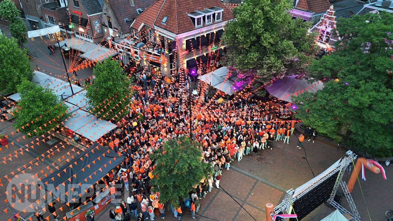 Veel Meppelers keken samen naar spannend WK-duel tussen Nederland en Japan op de Groenmarkt in Meppe
