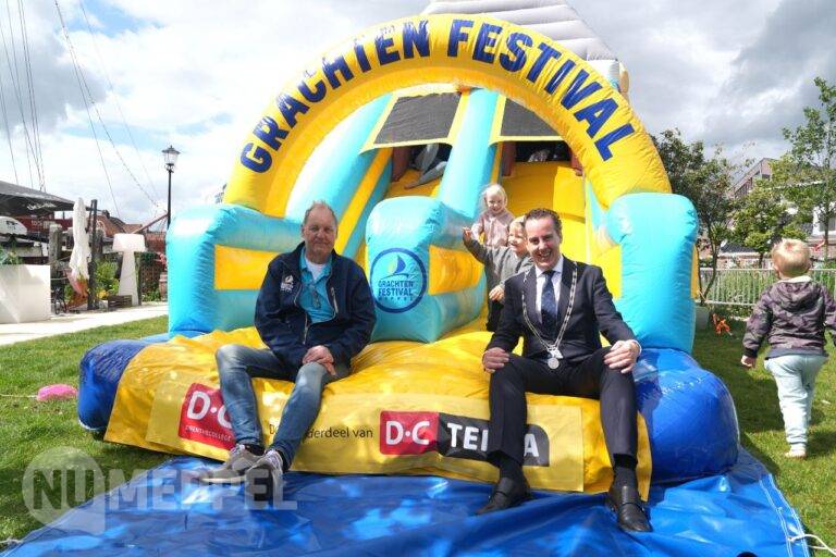 Twee nieuwe springkussens feestelijk geopend tijdens Grachtenfestival Meppel