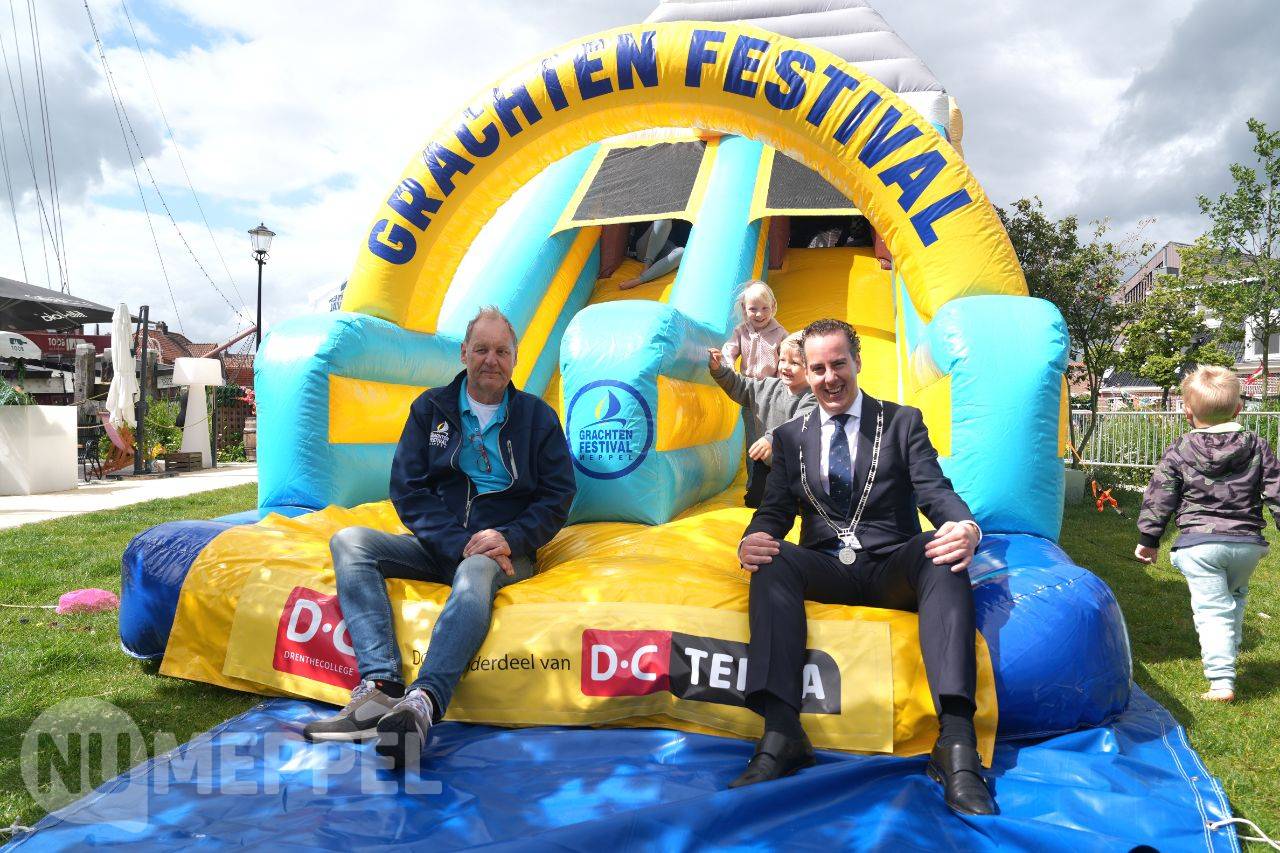 Twee nieuwe springkussens feestelijk geopend tijdens Grachtenfestival Meppel