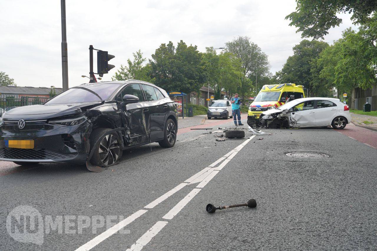 Twee gewonden bij aanrijding op Ceintuurbaan in Meppel