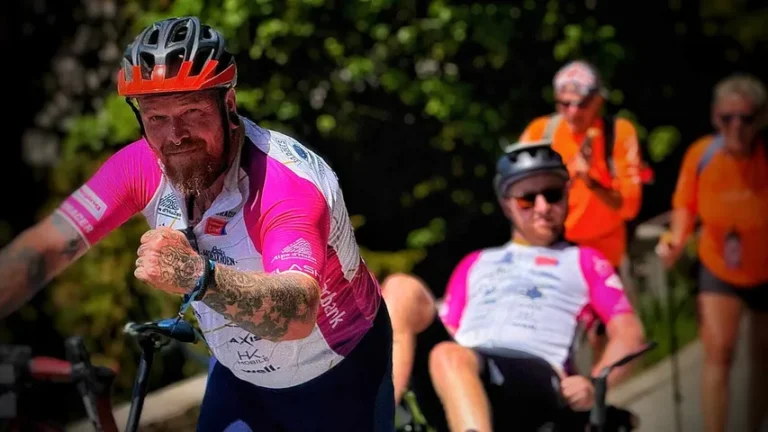 Rémon uit Meppel en Jannes bedwingen Alpe d’Huez: pure vriendschap en dromen verwezenlijken