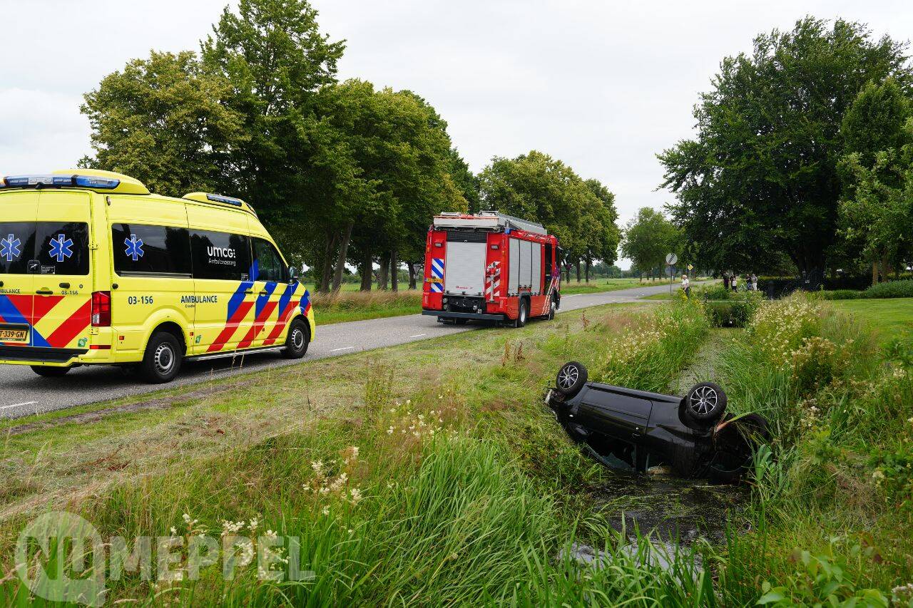 Auto slaat over de kop en belandt ondersteboven in sloot bij Ruinerwold, bestuurster gewond