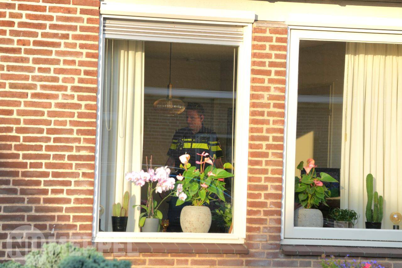 Nepagenten plegen woningoverval in Ruinen, politie zoekt jonge man