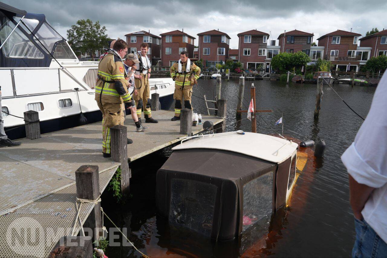 Pleziervaartuig zinkt in Schuttevaerhaven in Meppel
