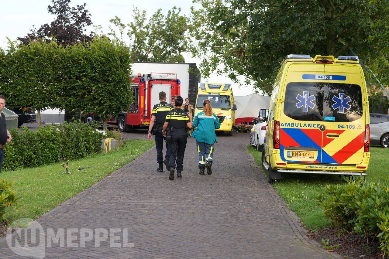 Ernstig ongeval: persoon met been onder shovel terechtgekomen in Zwartsluis