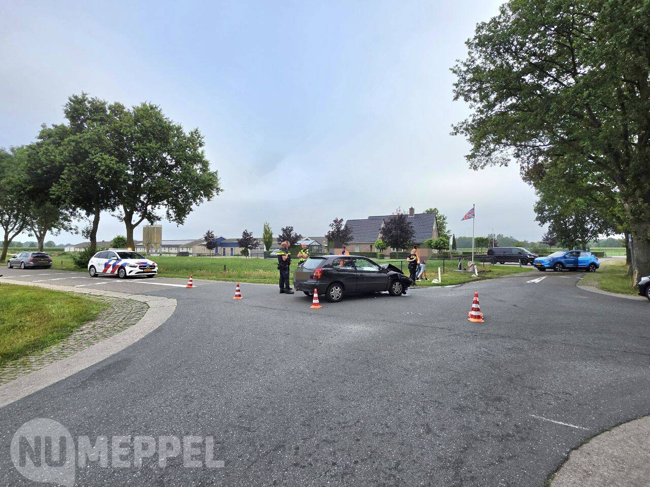 Twee auto’s beschadigd bij aanrijding op kruising Leidijk met Dekkersweg in Staphorst
