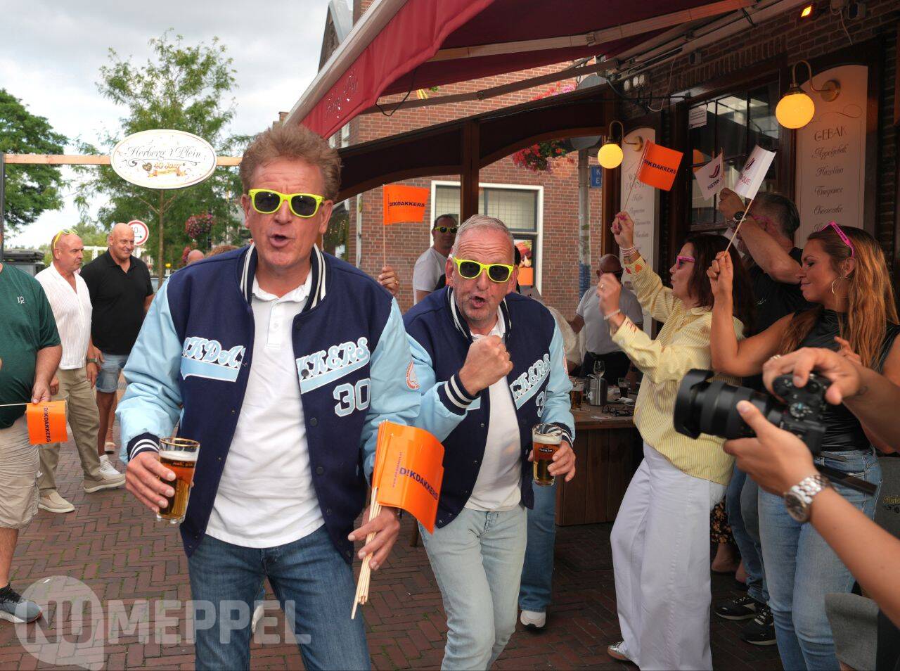 Veel publiek aanwezig bij opnames videoclip Donderdag Meppeldag-lied met de Dikdakkers