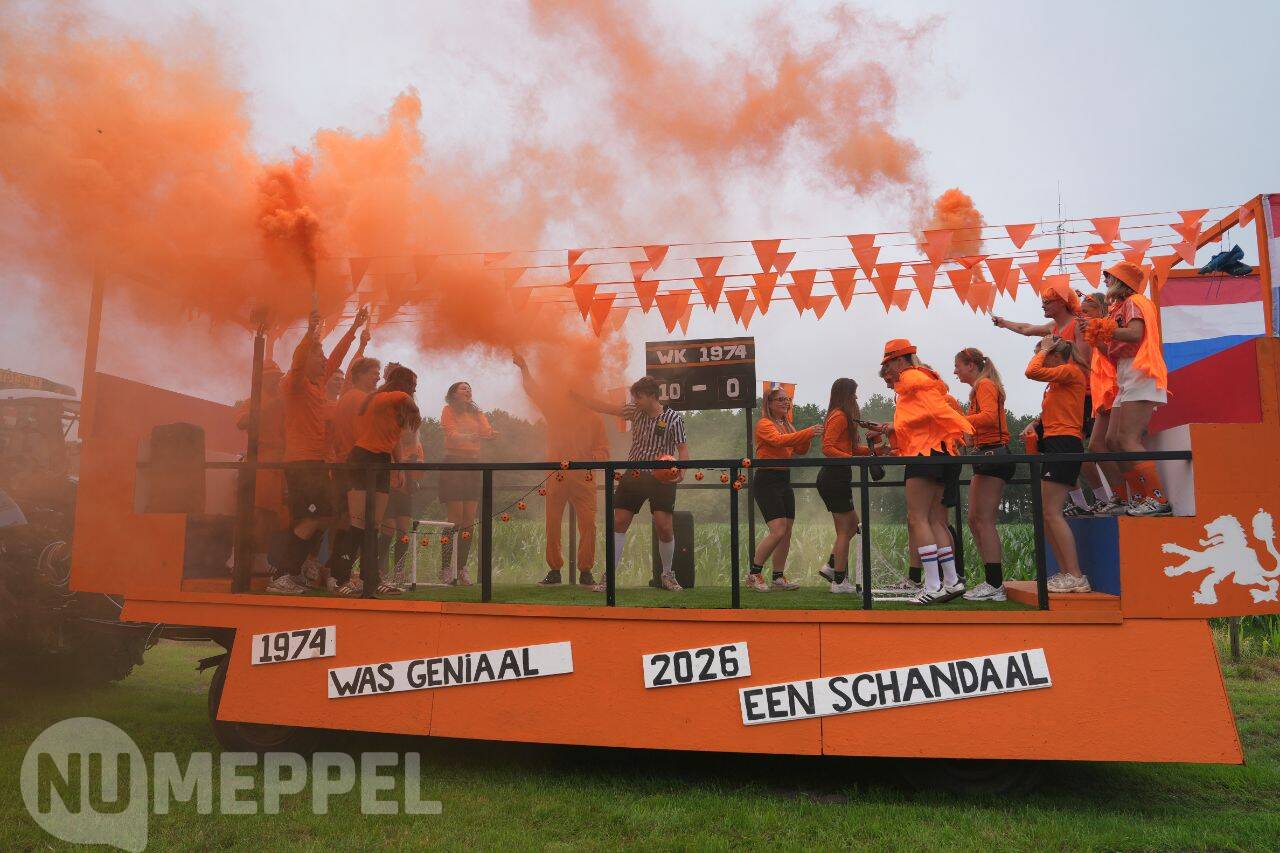 Geslaagde optocht trekt veel bekijks in Veeningen thema “Back to the 70’s”