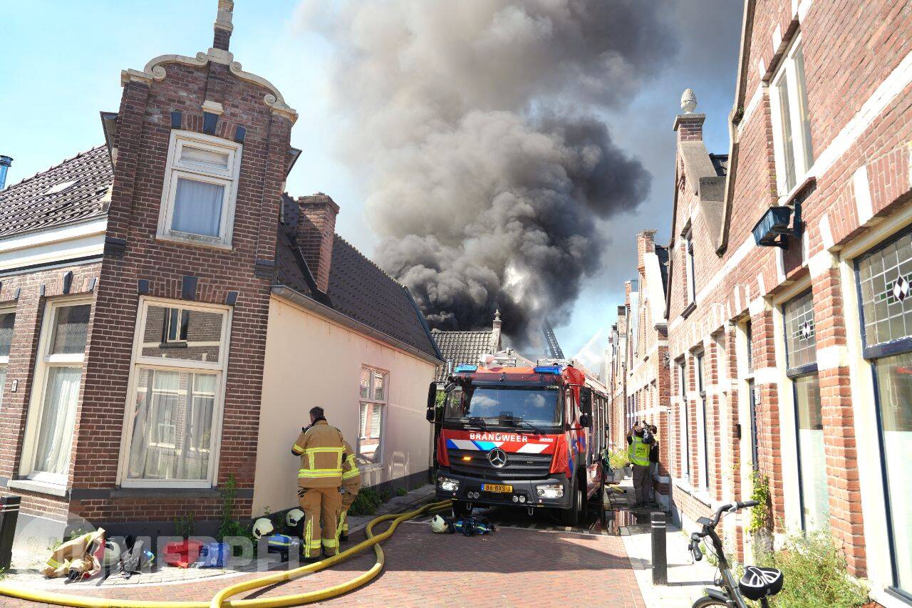 Uitslaande brand in pand aan Woldstraat in Meppel; grote zwarte rookontwikkeling (veel foto’s)