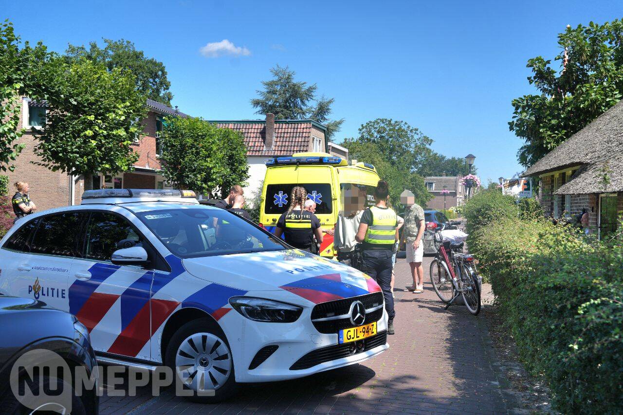 Fietsster aangereden door auto in Ruinen; slachtoffer naar ziekenhuis