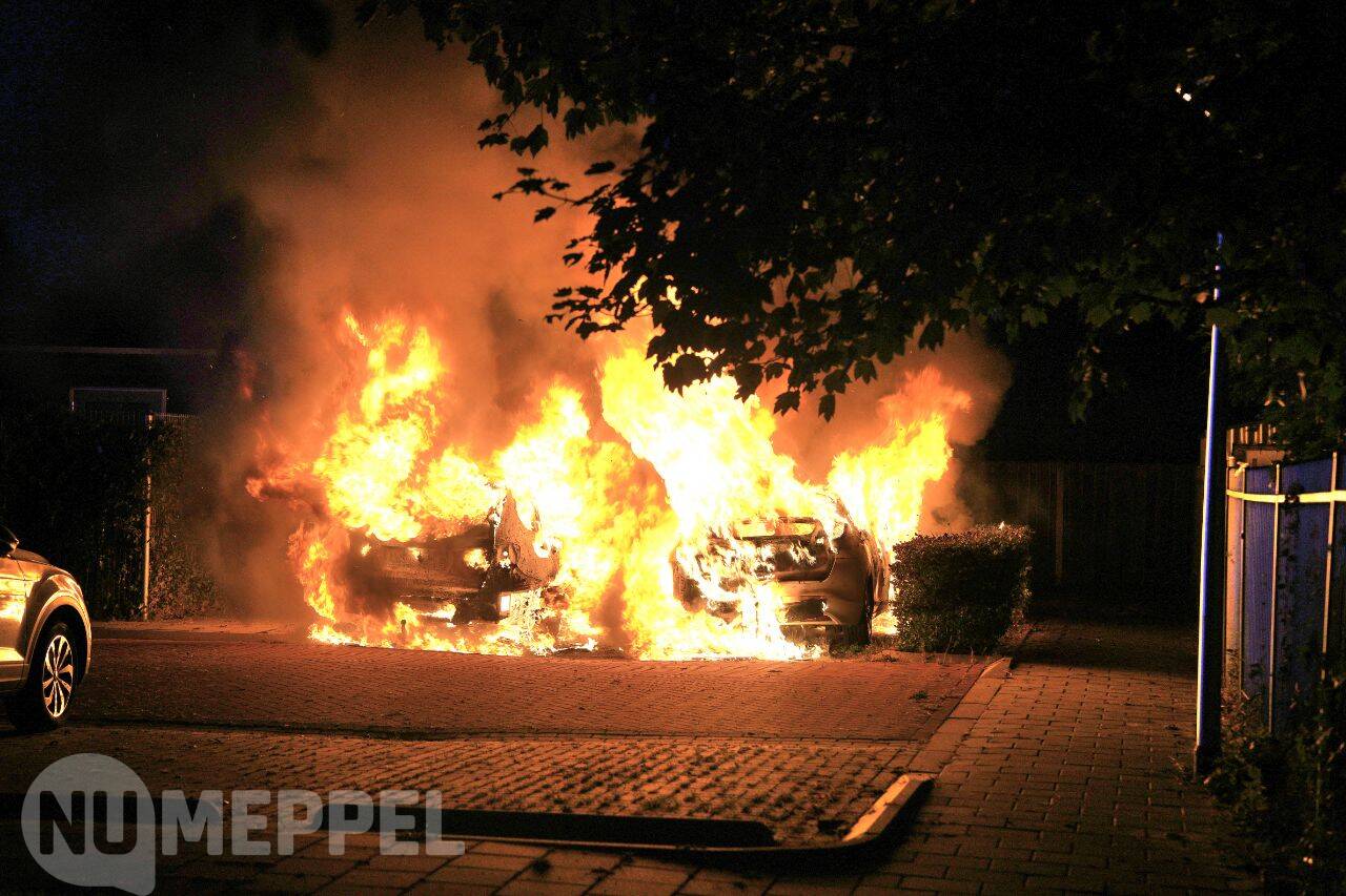 Twee voertuigen volledig in lichterlaaie bij autobrand in Meppel