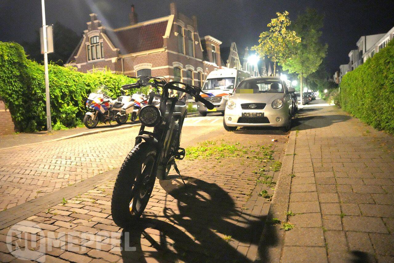 Eén persoon ernstig gewond bij botsing van fatbike tegen twee auto’s in Meppel
