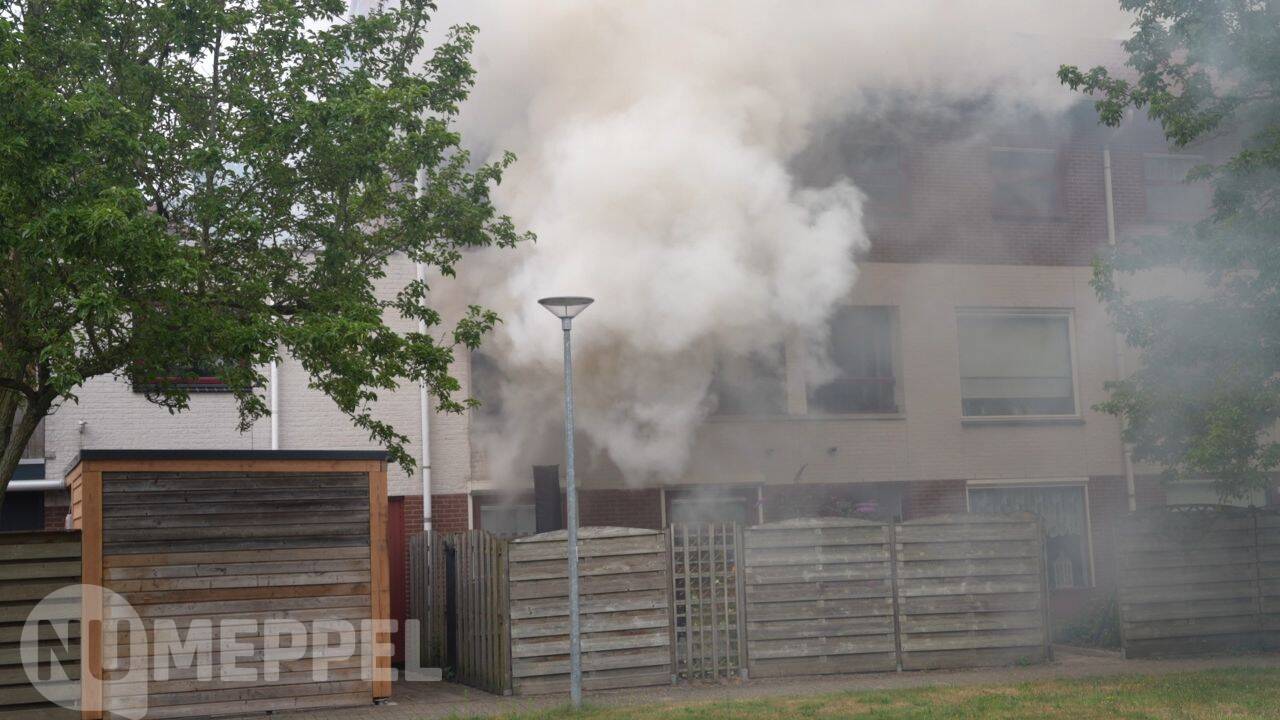Update: Woning zwaar beschadigd door felle brand in Meppel, 6 woningen ontruimd (video)