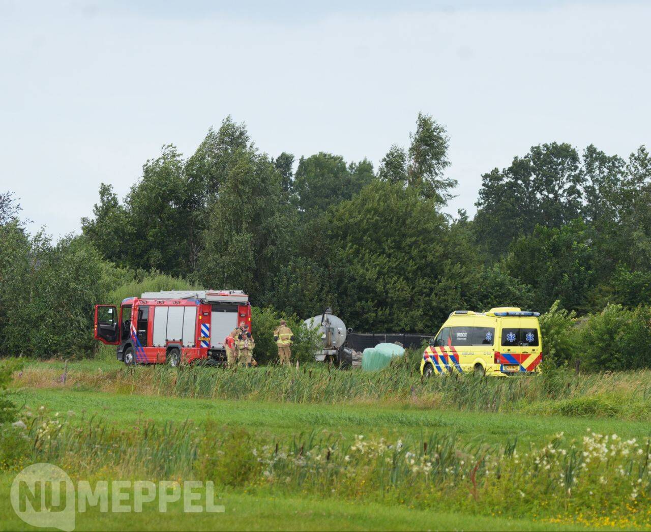 Meisje bekneld met fietsje bij speelboerderij in Ruinerwold