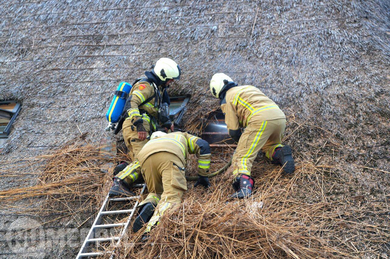 Brand in rietgedekte woonboerderij aan Dokter Larijweg in Ruinerwold