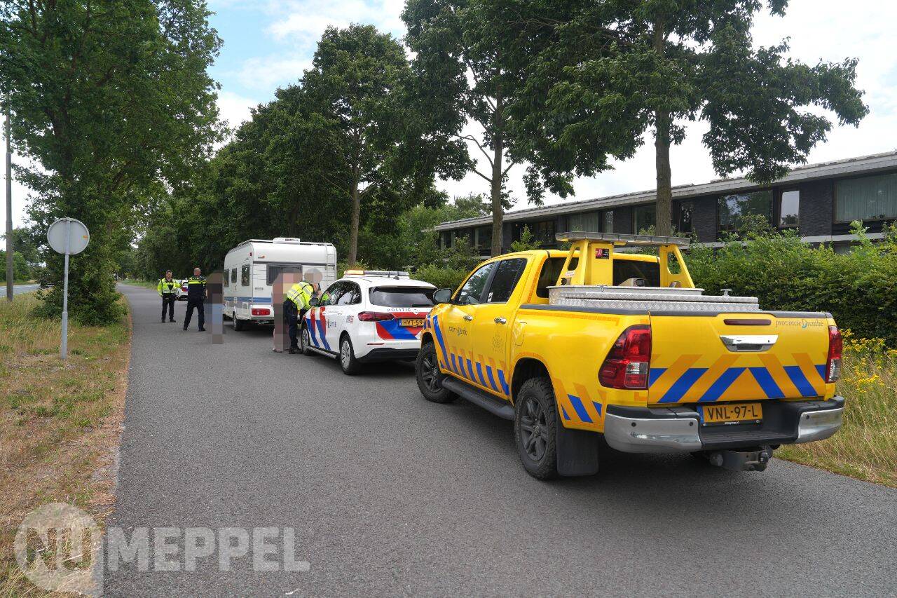 Auto en caravan betrokken bij aanrijding op Hoogeveenseweg in Meppel