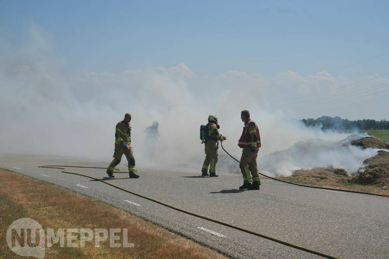 Veel rookontwikkeling door hooibrand Rijksweg tussen Nijeveen en Steenwijk afgesloten