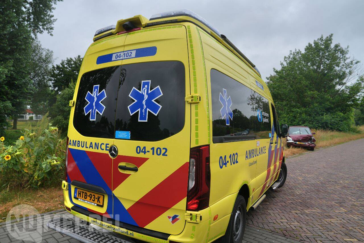 Twee auto’s botsen op kruising Woldkade en Rechteren in Meppel