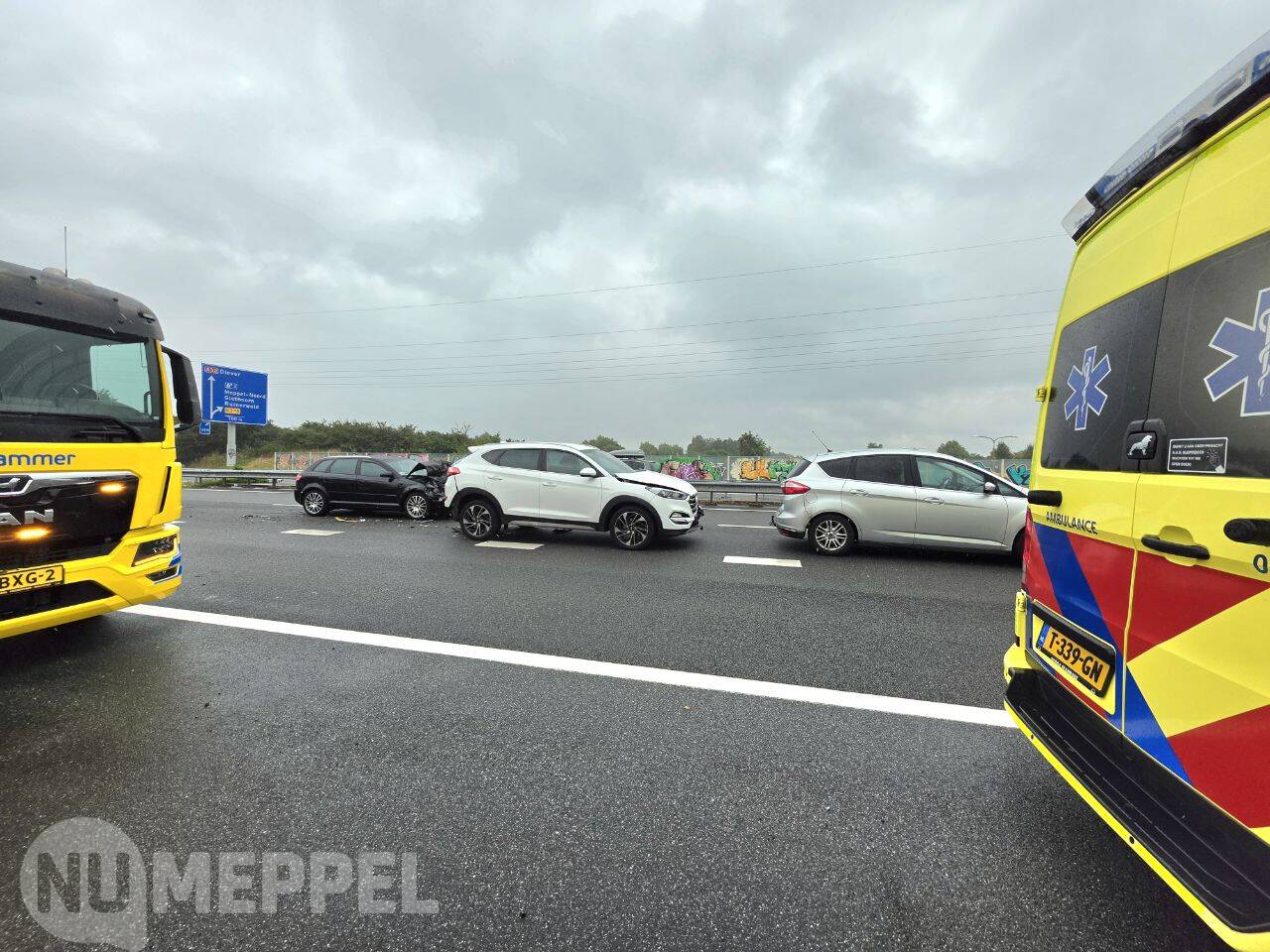 Vier voertuigen betrokken bij ongeval op A32, snelweg volledig afgesloten
