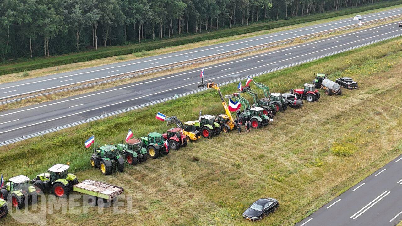 Boeren steunen vrachtwagenchauffeurs langs A28 bij Rogat