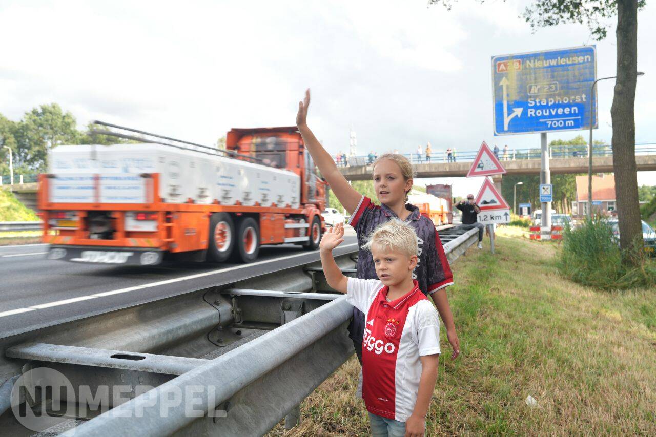 Veel belangstelling voor uittocht Truckstar Festival langs de A28 bij Staphorst