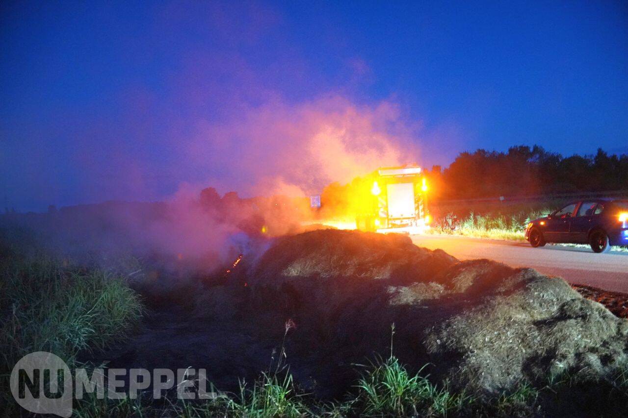 Grashoop langs Rijksomweg bij Meppel tweemaal in brand