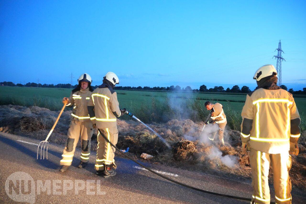 Gras en hooi langs A32 bij Nijeveen, vermoedelijk aangestoken