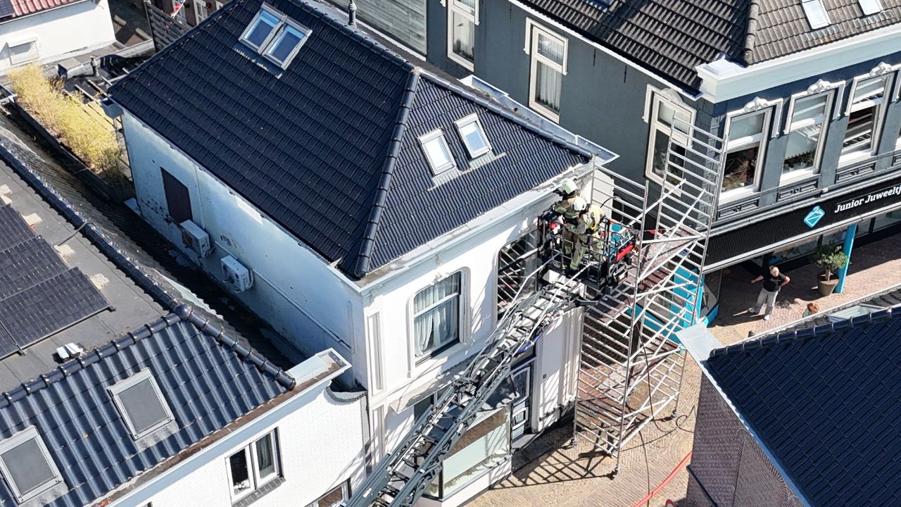 Dakbrand aan Stationsweg in Zwartsluis